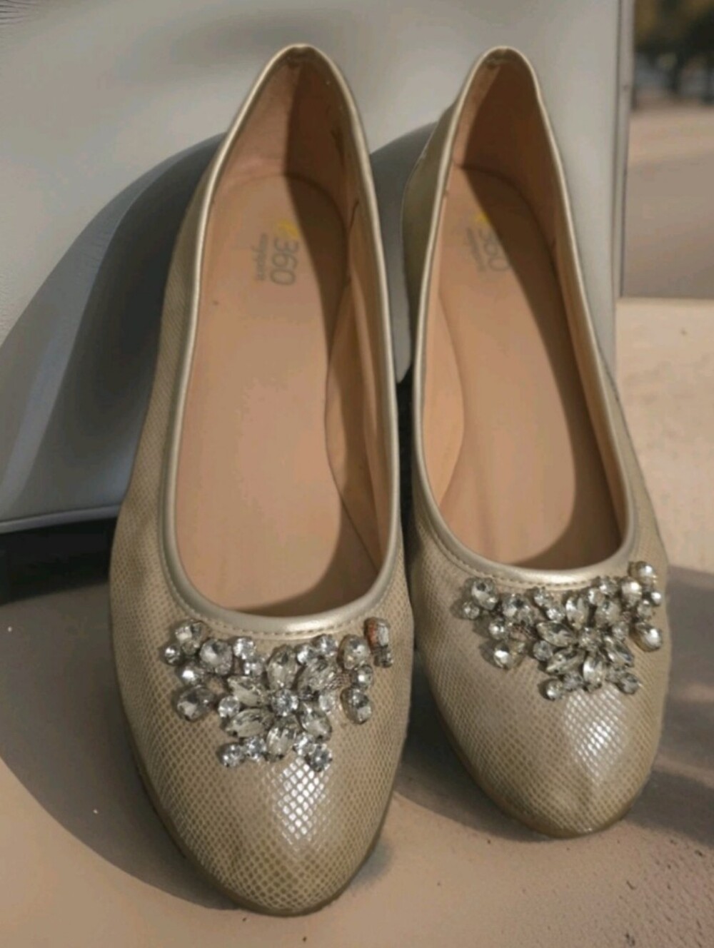 Preloved E360 Kirsty easy spirit Gold Jeweled  Flats Sz 8